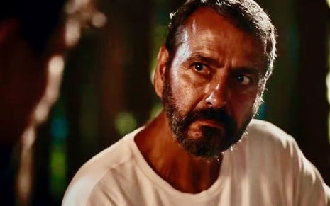 O ator Marcos Palmeira está em cena de Renascer com expressão de raiva na pele de José Inocêncio